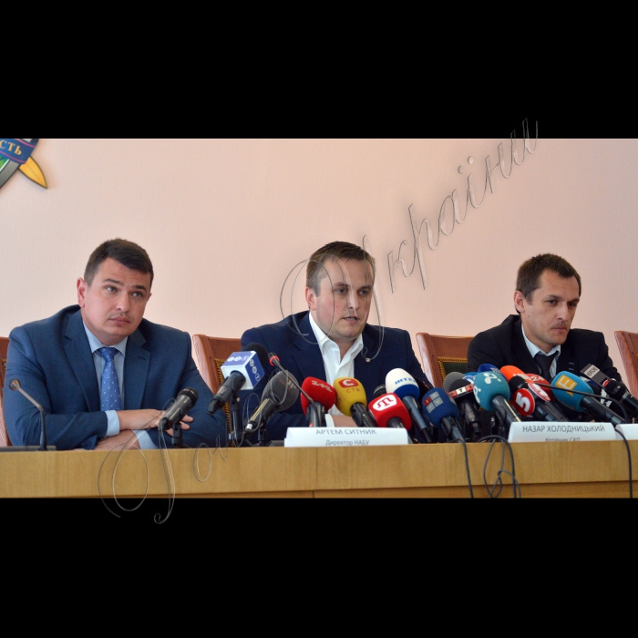1 липня 2016 Київ. Спільний брифінг директора Національного антикорупційного бюро України Артема Ситника, керівника Спеціалізованої антикорупційної прокуратури Назара Холодницького та першого заступника  керівника Спеціалізованої антикорупційної прокуратури Максима Грищука щодо перебігу та результатів розслідувань резонансних кримінальних проваджень, зокрема щодо Держсанепідслужби, 