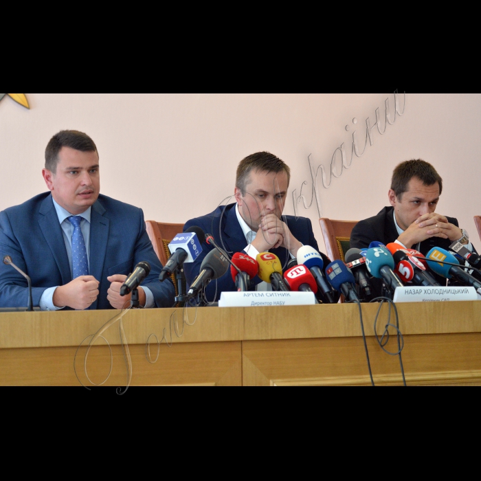 1 липня 2016 Київ. Спільний брифінг директора Національного антикорупційного бюро України Артема Ситника, керівника Спеціалізованої антикорупційної прокуратури Назара Холодницького та першого заступника  керівника Спеціалізованої антикорупційної прокуратури Максима Грищука щодо перебігу та результатів розслідувань резонансних кримінальних проваджень, зокрема щодо Держсанепідслужби, 
