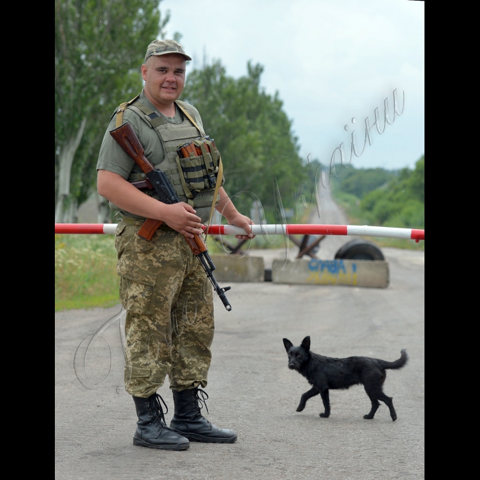 01 червня 2016 м. Красногорівка, Мар'їнський р-н, (Донецька обл.). Блок-пост на в'їзді у м. Красногорівка, боєць ЗСУ Павло Девятко.