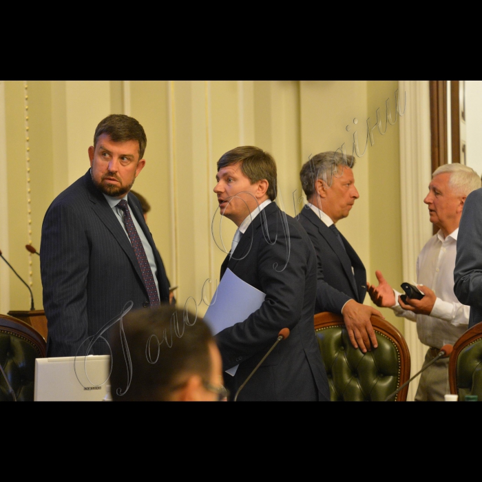 4 липня 2016 погоджувальна рада Верховної Ради України. Артур Герасимов - Представник Президента у ВР, Юрій Бойко (ОБ), Анатолій Матвієнко (БПП). 
