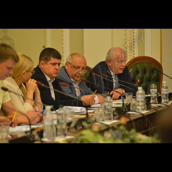 4 липня 2016 погоджувальна рада Верховної Ради України. Максим Бурбак (НФ), Ігор Гринів (БПП), віце прем’єр Степан Кубів.