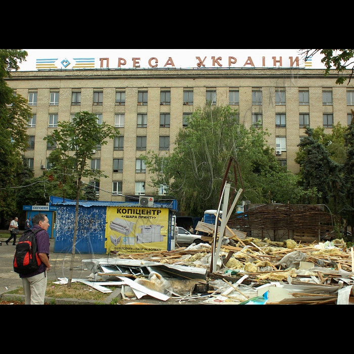 6 липня 2016 Киев, метро Шулявська, демонтирований МАФ.