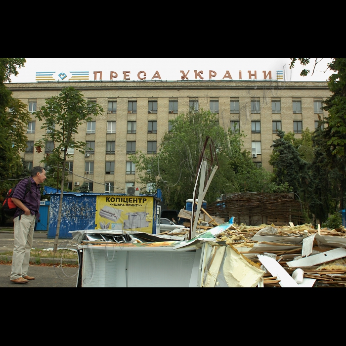 6 липня 2016 Киев, метро Шулявська, демонтирований МАФ.
