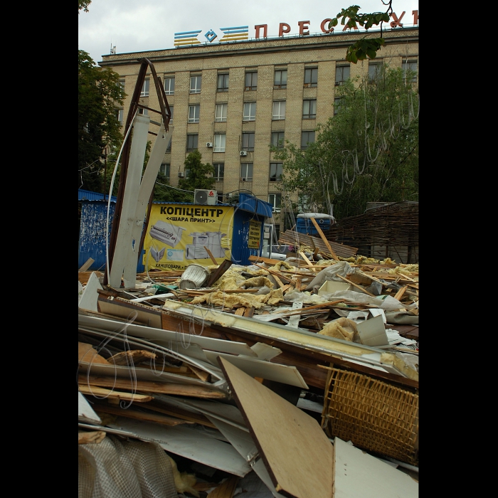 6 липня 2016 Киев, метро Шулявська, демонтирований МАФ.