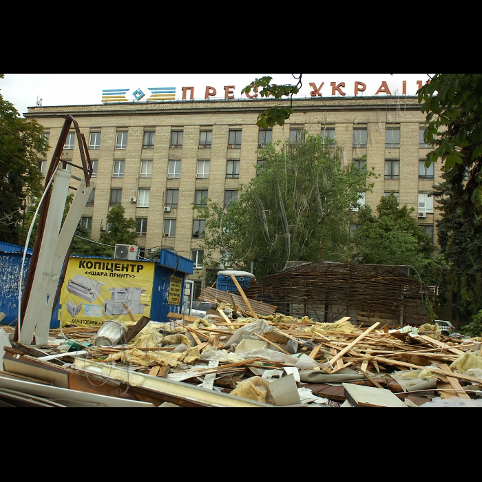 6 липня 2016 Киев, метро Шулявська, демонтирований МАФ.