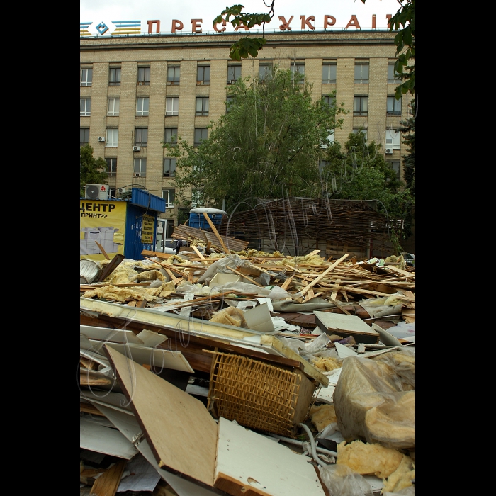 6 липня 2016 Киев, метро Шулявська, демонтирований МАФ.