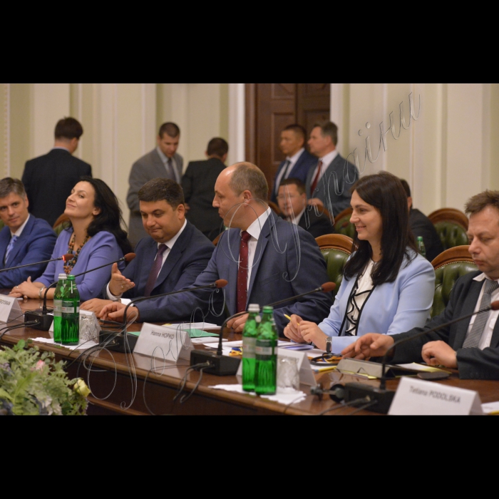 7 липня 2016 зустріч Голови Верховної Ради України Андрія Парубія та Прем’єр-міністра Володимира Гройсмана з Державним секретарем США Джоном Керрі. Віце-прем'єр-міністр із питань європейської та євроатлантичної інтеграції України Іванна Климпуш-Цинцадзе, Прем’єр-міністр України Володимир Гройсман, Голова Верховної Ради України Андрій Парубій, Ганна Гопко