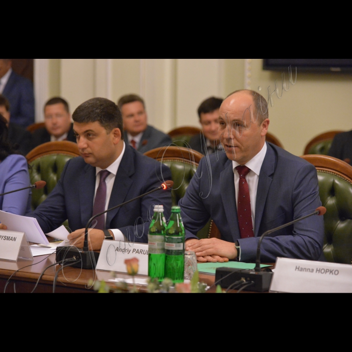 7 липня 2016 зустріч Голови Верховної Ради України Андрія Парубія та Прем’єр-міністра Володимира Гройсмана з Державним секретарем США Джоном Керрі. Голова Верховної Ради України Андрій Парубій (праворуч), Прем’єр-міністр України Володимир Гройсман.
