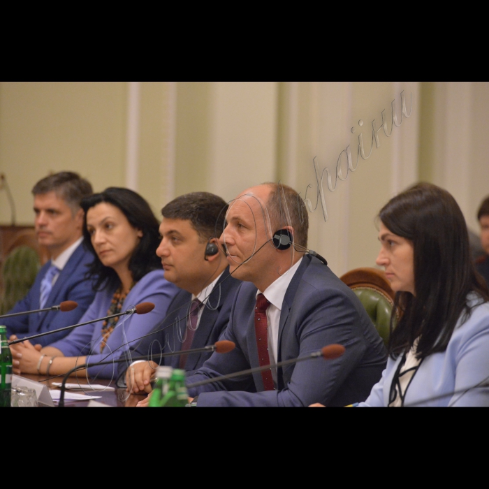 7 липня 2016 зустріч Голови Верховної Ради України Андрія Парубія та Прем’єр-міністра Володимира Гройсмана з Державним секретарем США Джоном Керрі. Віце-прем'єр-міністр із питань європейської та євроатлантичної інтеграції України Іванна Климпуш-Цинцадзе, Прем’єр-міністр України Володимир Гройсман, Голова Верховної Ради України Андрій Парубій, Ганна Гопко