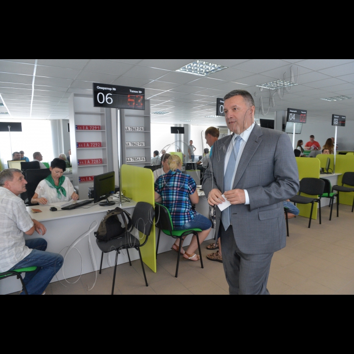 12 липня 2016 у Києві відкрився перший сервісний центр нового зразка. Центр надає платні та безкоштовні послугИ, ЩО НАЛЕЖАТЬ ДО КОМПЕТЕНЦІЇ МВС. Міністр внутрішніх справ Арсен Аваков у сервісному центрі.