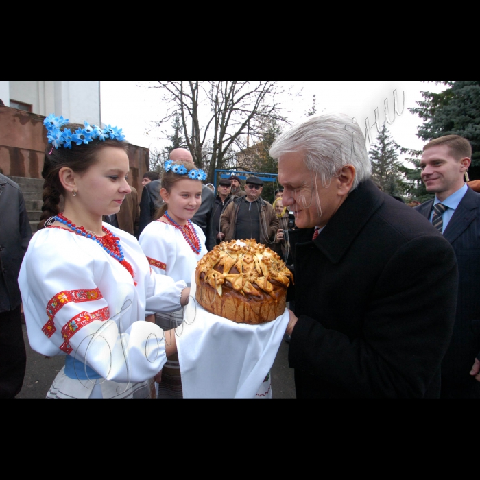 20 листопада 2009 поїздка Голови Верховної Ради України Володимира Литвина в Кіровоградську область.
Поблизу Первомайська. Відвідання Музею ракетних військ стратегічного призначення. Хлібом-сіллю зустрічають мешканці м. Ульяновка Кіровоградської області.