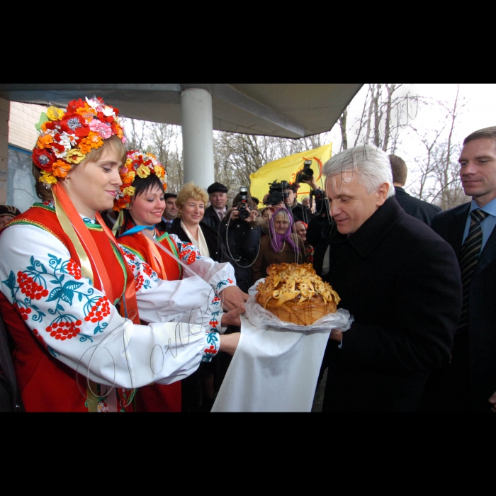20 листопада 2009 поїздка Голови Верховної Ради України Володимира Литвина в Кіровоградську область.
Поблизу Первомайська. Відвідання Музею ракетних військ стратегічного призначення. Хлібом-сіллю зустрічають мешканці смт Голованівськ.