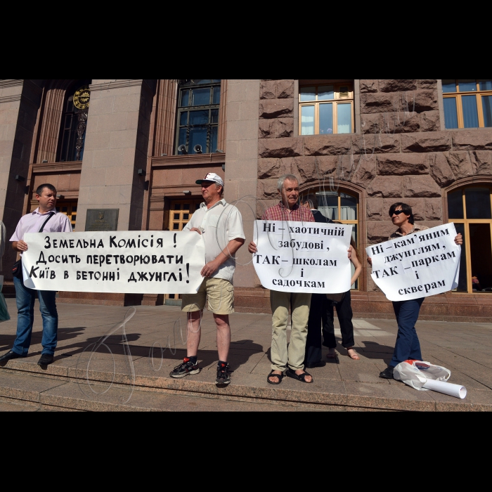 14 липня 2016 біля Київської міськради відбулася акція «Припинимо убивство музею народної архітектури і побуту!» проти забудови Пирогово та Феофанії. 