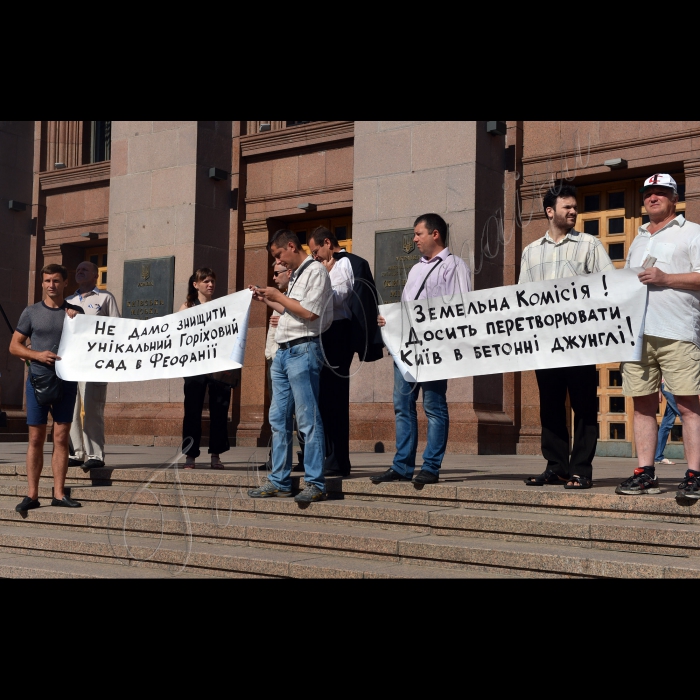 14 липня 2016 біля Київської міськради відбулася акція «Припинимо убивство музею народної архітектури і побуту!» проти забудови Пирогово та Феофанії. 