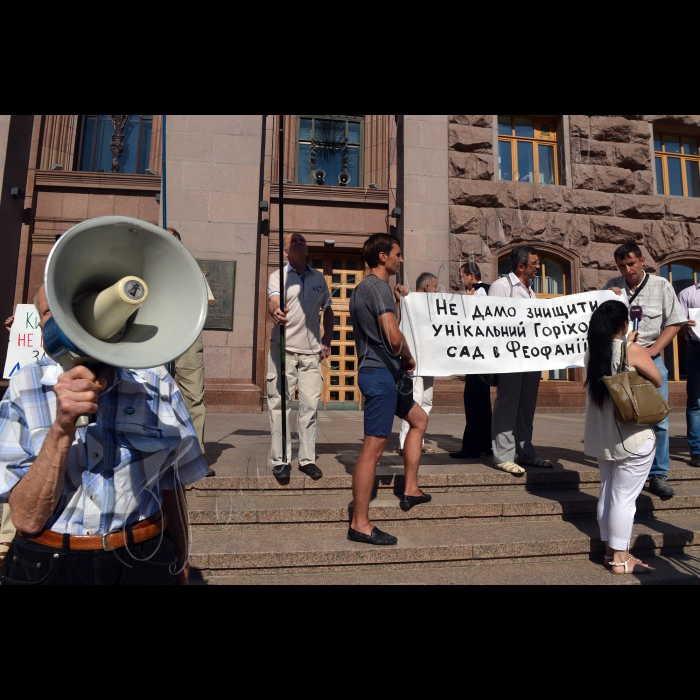 14 липня 2016 біля Київської міськради відбулася акція «Припинимо убивство музею народної архітектури і побуту!» проти забудови Пирогово та Феофанії. 
