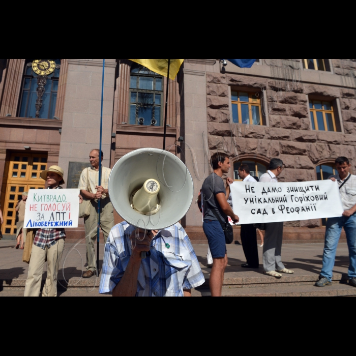 14 липня 2016 біля Київської міськради відбулася акція «Припинимо убивство музею народної архітектури і побуту!» проти забудови Пирогово та Феофанії. 
