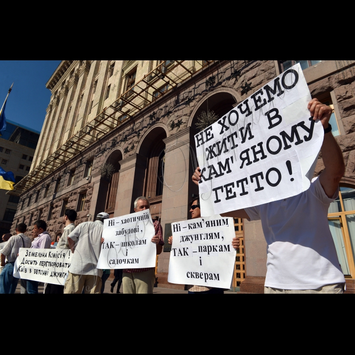 14 липня 2016 біля Київської міськради відбулася акція «Припинимо убивство музею народної архітектури і побуту!» проти забудови Пирогово та Феофанії. 