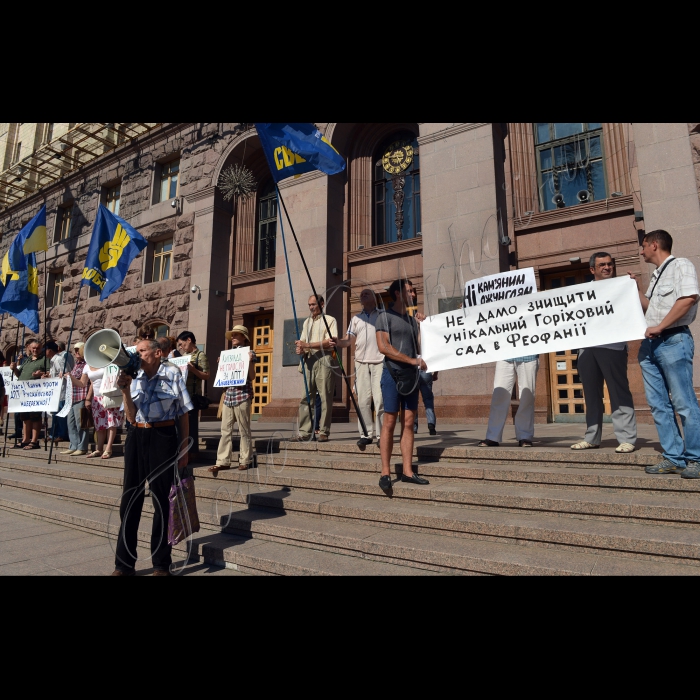 14 липня 2016 біля Київської міськради відбулася акція «Припинимо убивство музею народної архітектури і побуту!» проти забудови Пирогово та Феофанії. 
