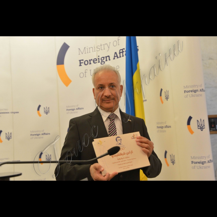 15 липня 2016 у фойє МЗС України відбулася урочиста церемонія презентації першої збірки творів Т.Г. Шевченка в перекладі арабською мовою. Посол Держави Кувейт в Україні Юсеф Аль-Габанді.