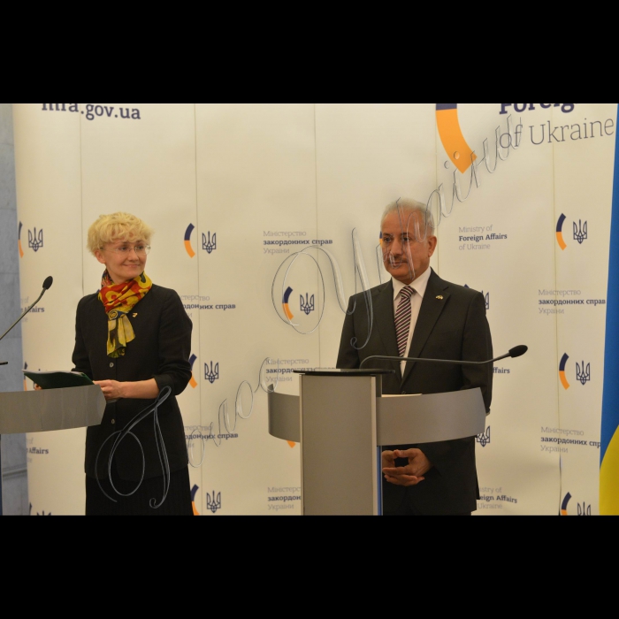 15 липня 2016 у фойє МЗС України відбулася урочиста церемонія презентації першої збірки творів Т.Г. Шевченка в перекладі арабською мовою. Начальник управління з питань закордонного українства МЗС Лариса Дір, посол Держави Кувейт в Україні Юсеф Аль-Габанді.