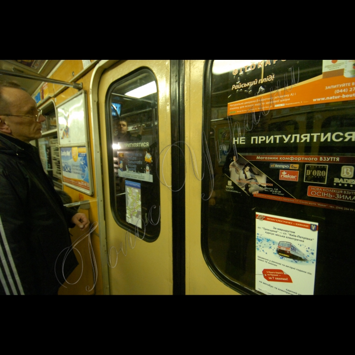 1 грудня 2009 реклама у метрополітені.