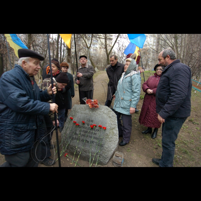 1 грудня 2009 у Києві, у сквері імені В. Чорновола, біля пам’ятного знаку відбувся мітинг з нагоди 18-ї річниці референдуму за Незалежність та молебень за Україну. Організатор – Українське православне братство святого Апостола Андрія Первозваного.