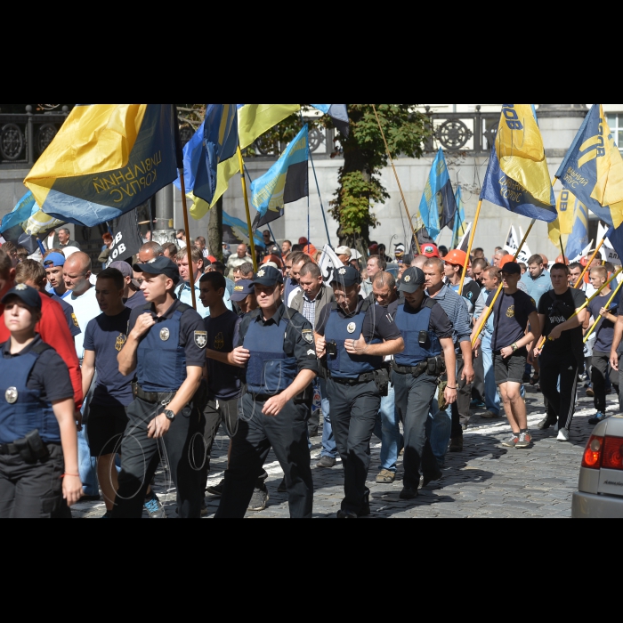 20 липня 2016 у Києві біля Кабміну розпочалася акція протесту в якій взяли участь представники Незалежної профспілки гірників України, Вільної профспілки залізничників України, Вільної профспілки медичних працівників України, профспілки бортпровідників України, металургів. Організатор акції - Незалежна профспілка гірників України.  