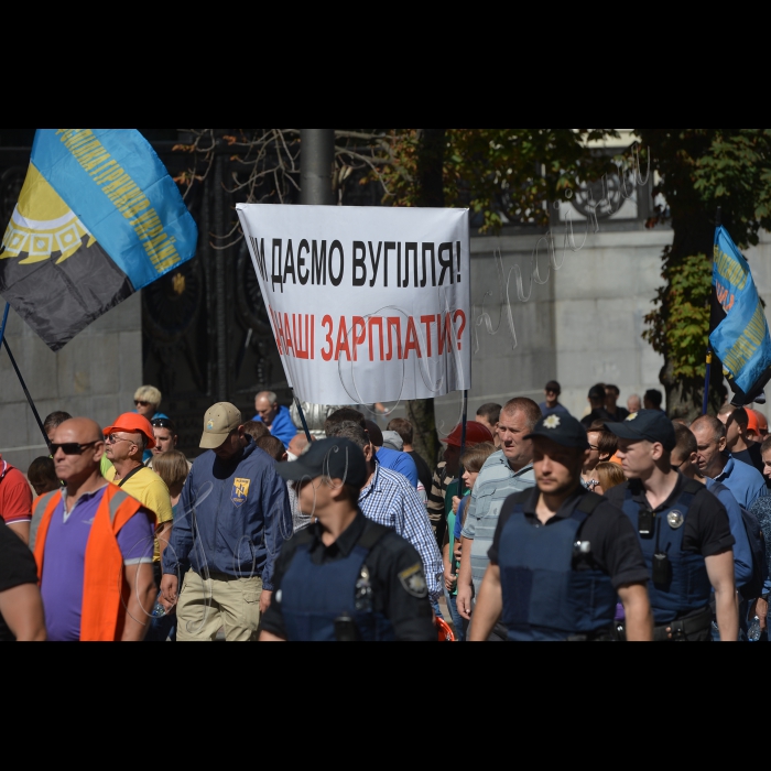 20 липня 2016 у Києві біля Кабміну розпочалася акція протесту в якій взяли участь представники Незалежної профспілки гірників України, Вільної профспілки залізничників України, Вільної профспілки медичних працівників України, профспілки бортпровідників України, металургів. Організатор акції - Незалежна профспілка гірників України.  