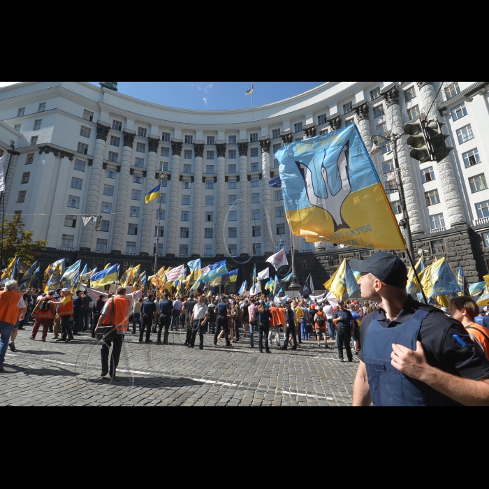 20 липня 2016 у Києві біля Кабміну розпочалася акція протесту в якій взяли участь представники Незалежної профспілки гірників України, Вільної профспілки залізничників України, Вільної профспілки медичних працівників України, профспілки бортпровідників України, металургів. Організатор акції - Незалежна профспілка гірників України.  