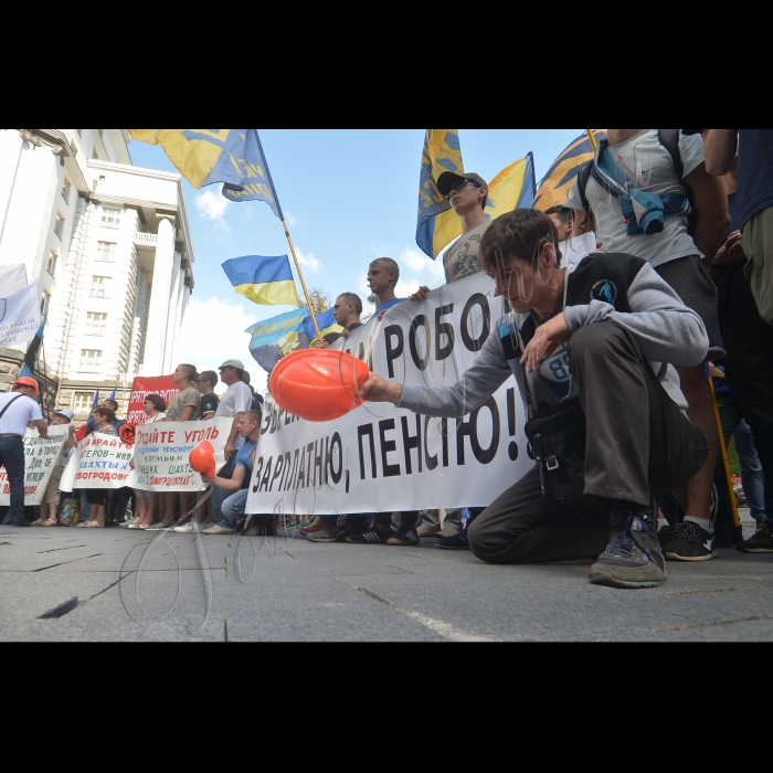 20 липня 2016 у Києві біля Кабміну розпочалася акція протесту в якій взяли участь представники Незалежної профспілки гірників України, Вільної профспілки залізничників України, Вільної профспілки медичних працівників України, профспілки бортпровідників України, металургів. Організатор акції - Незалежна профспілка гірників України.  