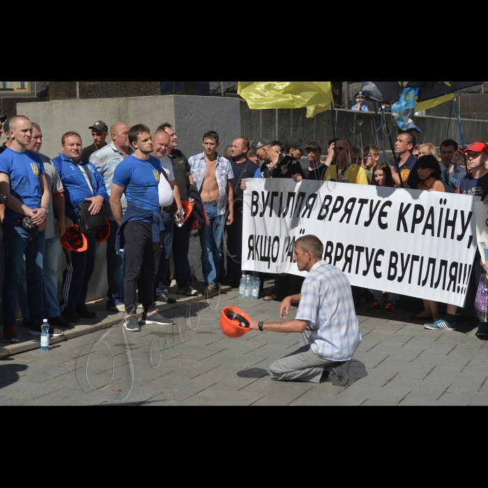 20 липня 2016 у Києві біля Кабміну розпочалася акція протесту в якій взяли участь представники Незалежної профспілки гірників України, Вільної профспілки залізничників України, Вільної профспілки медичних працівників України, профспілки бортпровідників України, металургів. Організатор акції - Незалежна профспілка гірників України.  