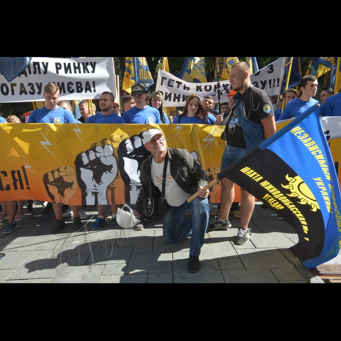 20 липня 2016 у Києві біля Кабміну розпочалася акція протесту в якій взяли участь представники Незалежної профспілки гірників України, Вільної профспілки залізничників України, Вільної профспілки медичних працівників України, профспілки бортпровідників України, металургів. Організатор акції - Незалежна профспілка гірників України.  