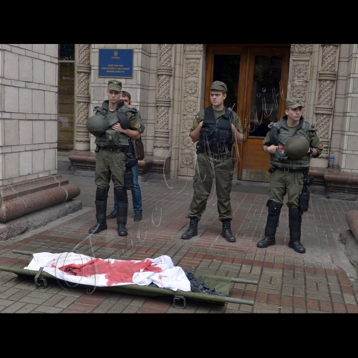 21 липня 2016 громадські активісти та учасники АТО пікетували Міністерство енергетики та вугільної промисловості України під гаслами: «Не дамо обміняти життя українських солдат на вугілля!».