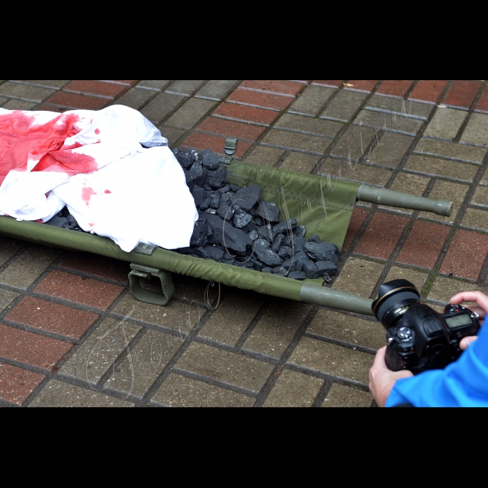 21 липня 2016 громадські активісти та учасники АТО пікетували Міністерство енергетики та вугільної промисловості України під гаслами: «Не дамо обміняти життя українських солдат на вугілля!».