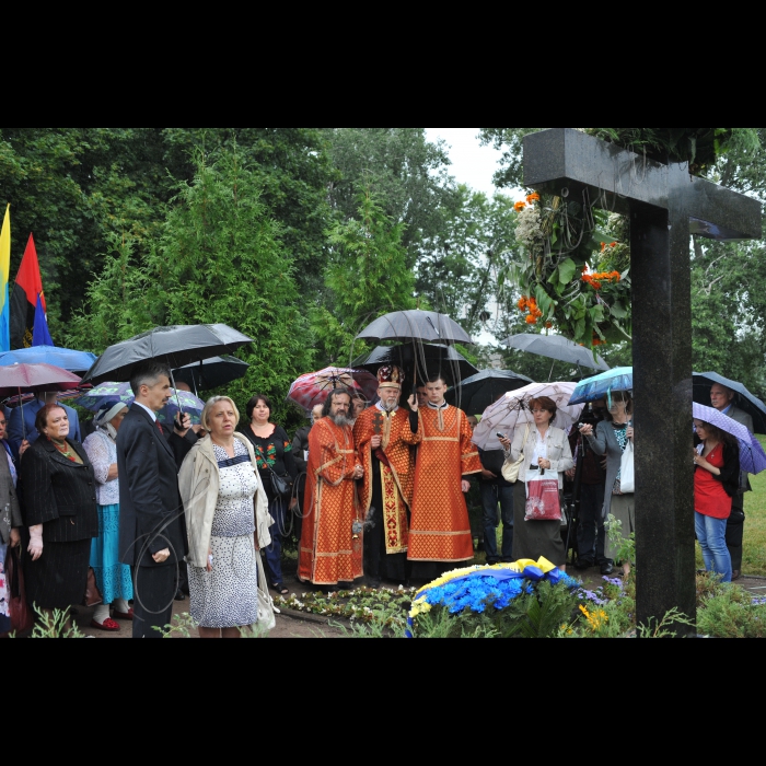 21 липня 2016 у Києві, біля Пам’ятного Хреста у Бабиному Яру Київська міська організація ОУН, Фундація ім. Олега Ольжича, Жіноче товариство імені Ольги Басараб і Олени Теліги, Українська військова організація відзначили 110-у річницю від дня народження Олени Теліги. 