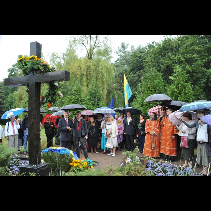 21 липня 2016 у Києві, біля Пам’ятного Хреста у Бабиному Яру Київська міська організація ОУН, Фундація ім. Олега Ольжича, Жіноче товариство імені Ольги Басараб і Олени Теліги, Українська військова організація відзначили 110-у річницю від дня народження Олени Теліги. 