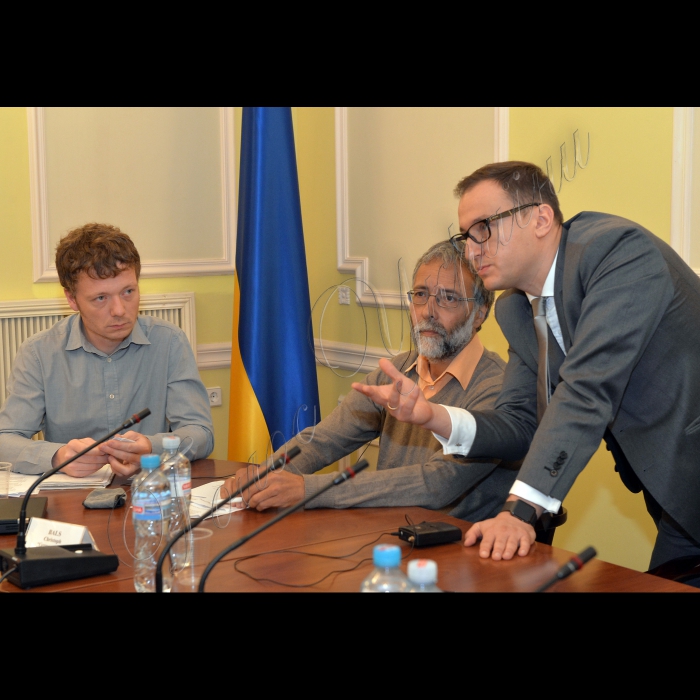 22 липня 2016 круглий стіл на тему: «Ратифікація Паризької угоди: що далі?» проводиться Комітетом Верховної Ради України з питань паливно-енергетичного комплексу, ядерної політики та ядерної безпеки. (Справа) народний депутат України Голова підкомітету з питань енергозбереження та енергоефективності  Комітета Верховної Ради України з питань паливно-енергетичного комплексу, ядерної політики та ядерної безпеки Олексій Рябчин, експерти Крістоф Бальс та Крістіане Бальс (Німеччина).