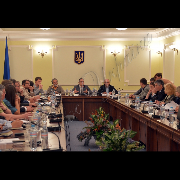22 липня 2016 круглий стіл на тему: «Ратифікація Паризької угоди: що далі?» проводиться Комітетом Верховної Ради України з питань паливно-енергетичного комплексу, ядерної політики та ядерної безпеки.
