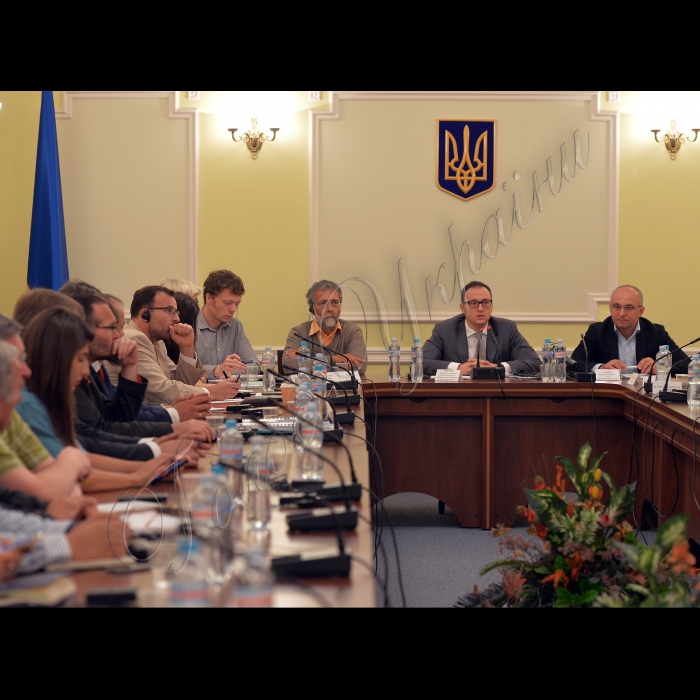 22 липня 2016 круглий стіл на тему: «Ратифікація Паризької угоди: що далі?» проводиться Комітетом Верховної Ради України з питань паливно-енергетичного комплексу, ядерної політики та ядерної безпеки. Експерти Крістоф Бальс та Крістіане Бальс (Німеччина), народний депутат України Голова підкомітету з питань енергозбереження та енергоефективності Комітету Верховної Ради України з питань паливно-енергетичного комплексу, ядерної політики та ядерної безпеки Олексій Рябчин, Голова Державного агентства з енергоефективності та енергозбереження України Сергій Савчук.