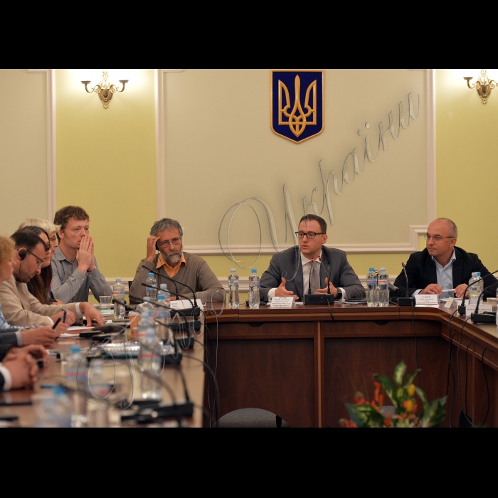 22 липня 2016 круглий стіл на тему: «Ратифікація Паризької угоди: що далі?» проводиться Комітетом Верховної Ради України з питань паливно-енергетичного комплексу, ядерної політики та ядерної безпеки. Експерти Крістоф Бальс та Крістіане Бальс (Німеччина), народний депутат України Голова підкомітету з питань енергозбереження та енергоефективності Комітету Верховної Ради України з питань паливно-енергетичного комплексу, ядерної політики та ядерної безпеки Олексій Рябчин, Голова Державного агентства з енергоефективності та енергозбереження України Сергій Савчук.