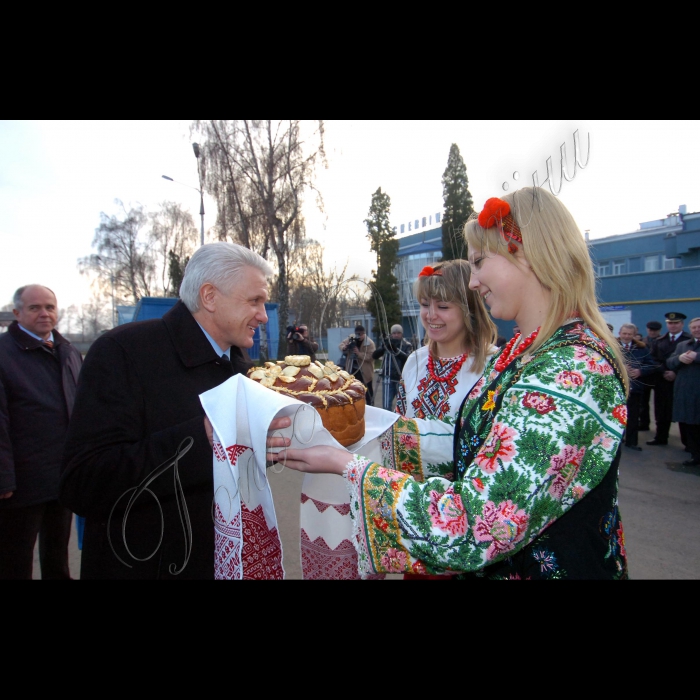 7 грудня 2009 Голова Верховної Ради України Володимир Литвин 7-10 грудня відвідав з робочою поїздкою Західну Україну. У другій половині дня у понеділок Голова Верховної Ради України прибув до Чернівецької області, де ознайомився з роботою ТОВ «Розма» (Чернівці).
Поздоровлення ветеранів та льотчиків з Міжнародним днем авіації. Ознайомлення з роботою ТОВ «Розма» (Чернівці). зустріч Володимира Литвина у міжнародному аеропорту м. Чернівці.