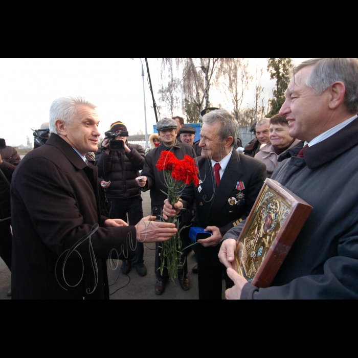 7 грудня 2009 Голова Верховної Ради України Володимир Литвин 7-10 грудня відвідав з робочою поїздкою Західну Україну. У другій половині дня у понеділок Голова Верховної Ради України прибув до Чернівецької області, де ознайомився з роботою ТОВ «Розма» (Чернівці).
Поздоровлення ветеранів та льотчиків з Міжнародним днем авіації. Ознайомлення з роботою ТОВ «Розма» (Чернівці). зустріч Володимира Литвина у міжнародному аеропорту м. Чернівці.