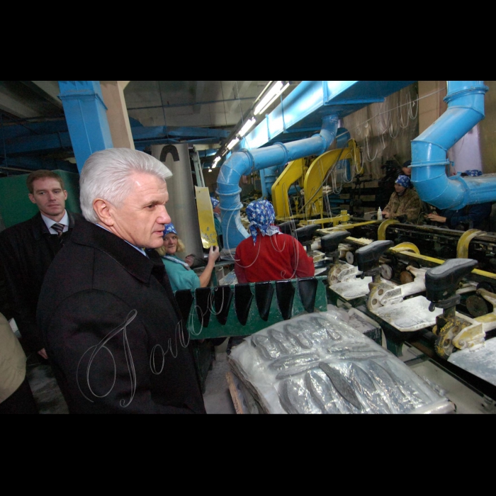7 грудня 2009 Голова Верховної Ради України Володимир Литвин 7-10 грудня відвідав з робочою поїздкою Західну Україну. У другій половині дня у понеділок Голова Верховної Ради України прибув до Чернівецької області, де ознайомився з роботою ТОВ «Розма» (Чернівці).
Поздоровлення ветеранів та льотчиків з Міжнародним днем авіації. Ознайомлення з роботою ТОВ «Розма» (Чернівці). Ознайомлення з роботою ТОВ «Розма».