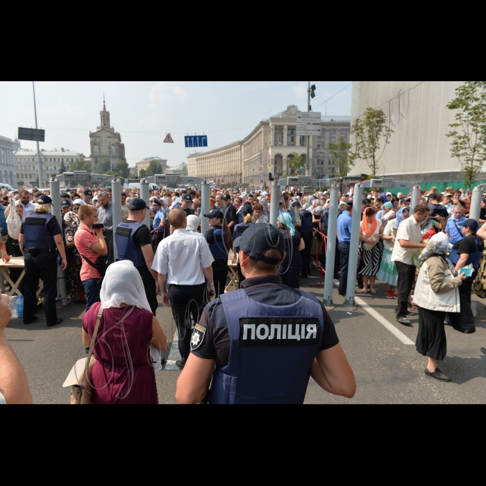 27 липня 2016 з нагоди Дня хрещення Київської Русі та 1000-ліття Давньоруського чернецтва на Святій Горі Афон  в Києві, на Європейській площі відбулася урочиста зустріч двох Хресних ходів зі Сходу та Заходу України, які очолять намісники лавр. Разом вони попрямують на Володимирську гірку. 