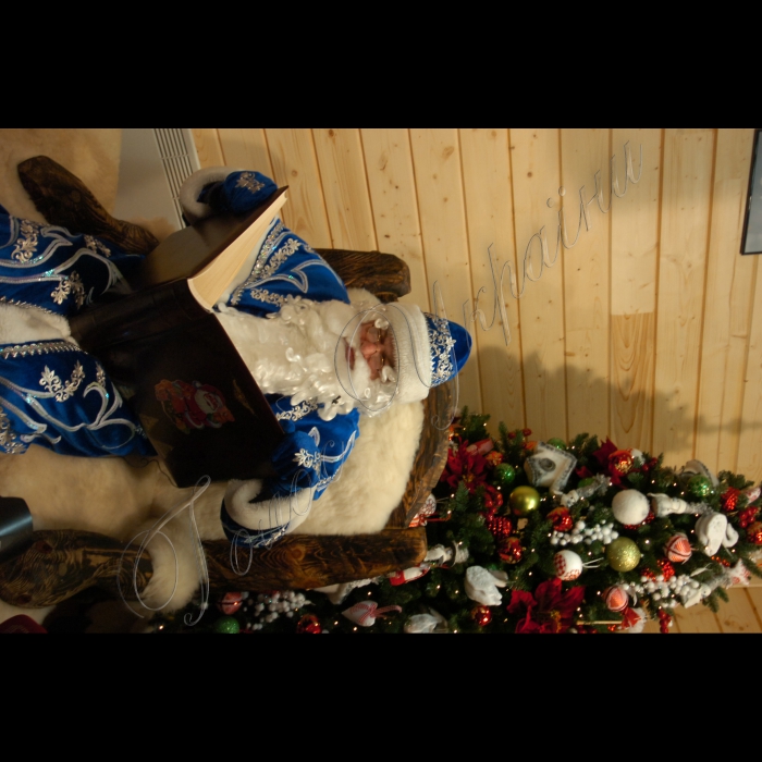17 грудня 2009 у Києві, у парку Т. Шевченка відбулося урочисте відкриття будиночка Святого Миколая. У програмі: театралізоване дійство за участю Святого Миколая та його казкових помічників, екскурсії будиночком, знайомство з побутом Чарівника-Миколая та подарунки.