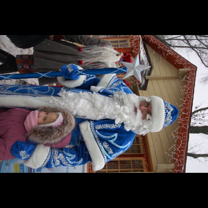 17 грудня 2009 у Києві, у парку Т. Шевченка відбулося урочисте відкриття будиночка Святого Миколая. У програмі: театралізоване дійство за участю Святого Миколая та його казкових помічників, екскурсії будиночком, знайомство з побутом Чарівника-Миколая та подарунки.