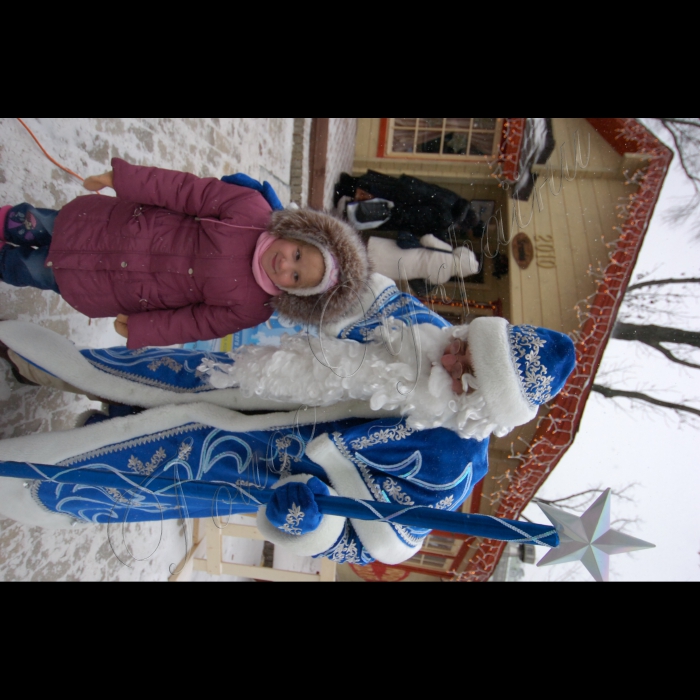 17 грудня 2009 у Києві, у парку Т. Шевченка відбулося урочисте відкриття будиночка Святого Миколая. У програмі: театралізоване дійство за участю Святого Миколая та його казкових помічників, екскурсії будиночком, знайомство з побутом Чарівника-Миколая та подарунки.