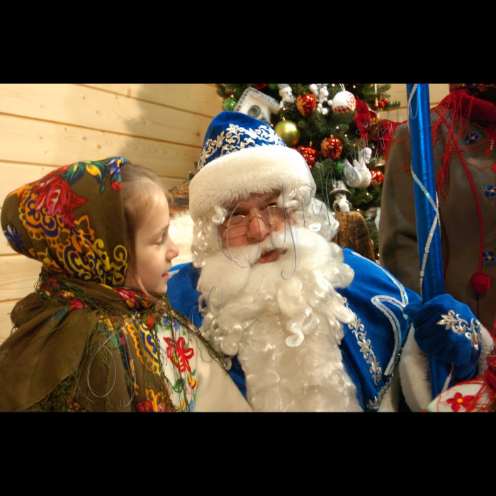 17 грудня 2009 у Києві, у парку Т. Шевченка відбулося урочисте відкриття будиночка Святого Миколая. У програмі: театралізоване дійство за участю Святого Миколая та його казкових помічників, екскурсії будиночком, знайомство з побутом Чарівника-Миколая та подарунки.