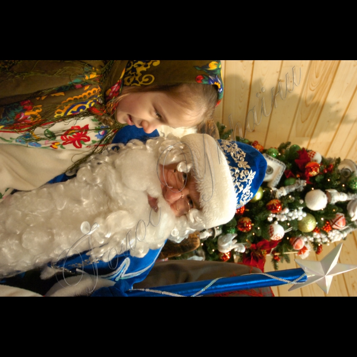 17 грудня 2009 у Києві, у парку Т. Шевченка відбулося урочисте відкриття будиночка Святого Миколая. У програмі: театралізоване дійство за участю Святого Миколая та його казкових помічників, екскурсії будиночком, знайомство з побутом Чарівника-Миколая та подарунки.