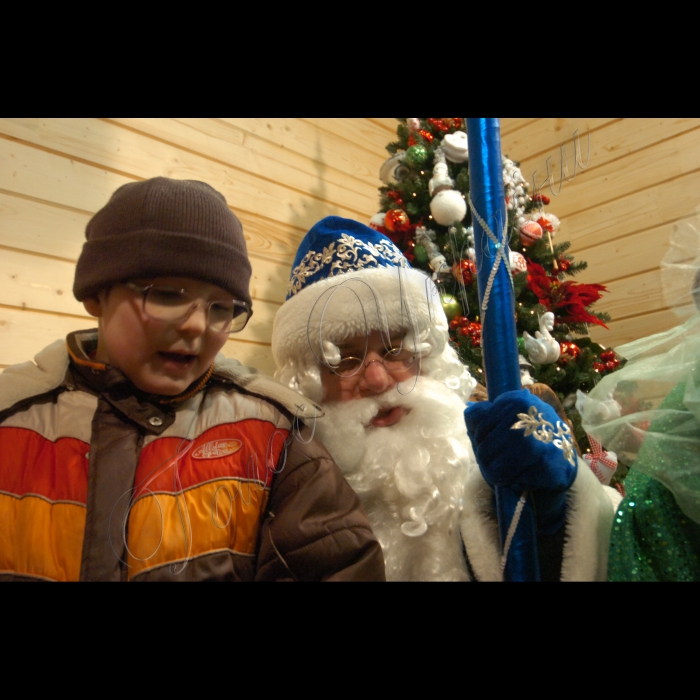 17 грудня 2009 у Києві, у парку Т. Шевченка відбулося урочисте відкриття будиночка Святого Миколая. У програмі: театралізоване дійство за участю Святого Миколая та його казкових помічників, екскурсії будиночком, знайомство з побутом Чарівника-Миколая та подарунки.